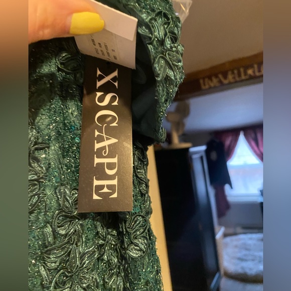 NWT XSCAPE Off the shoulder embroidered “jill” gown - Picture 9 of 10